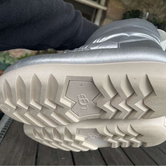 UGG women’s classic Maxi metallic Mini boots - Picture 3 of 4